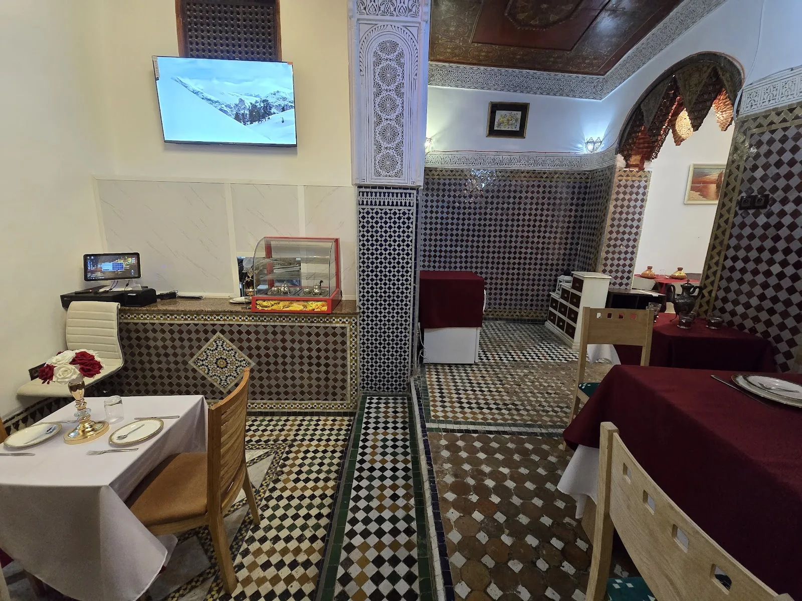 Salon intérieur du Moulay Lounge, Fès